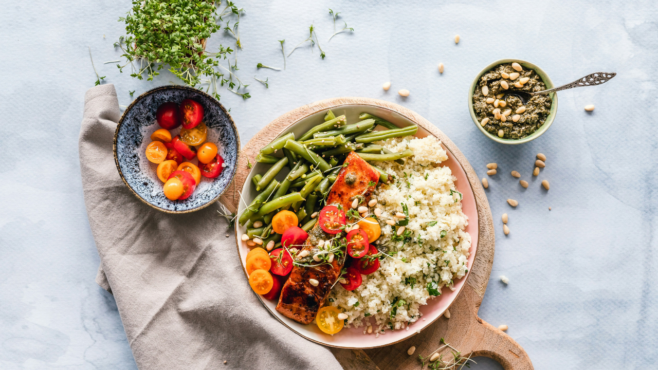 Planificar las comidas, almacenar los alimentos adecuadamente y aprovechar las sobras.