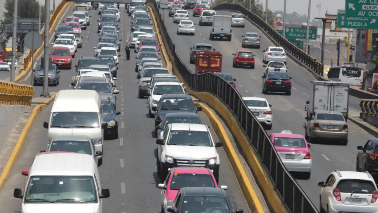 El Hoy No Circula afecta a los autos con engomado azul y terminaciones de placa 9 y 0.