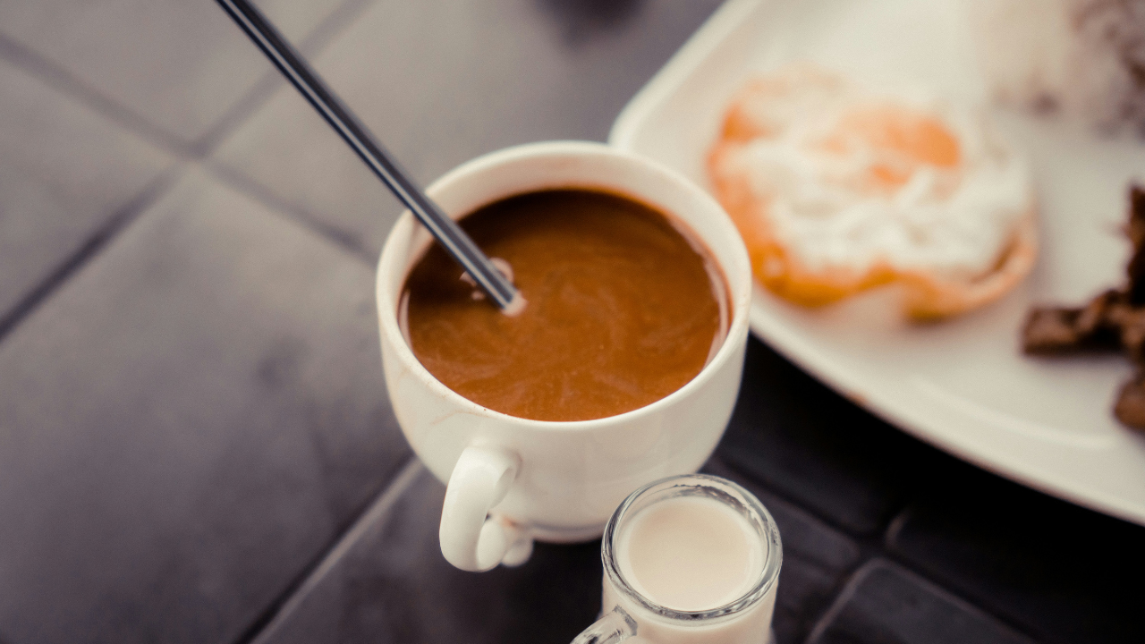 La cafeína actúa bloqueando los receptores de adenosina, que es una sustancia que causa somnolencia en el cerebro.