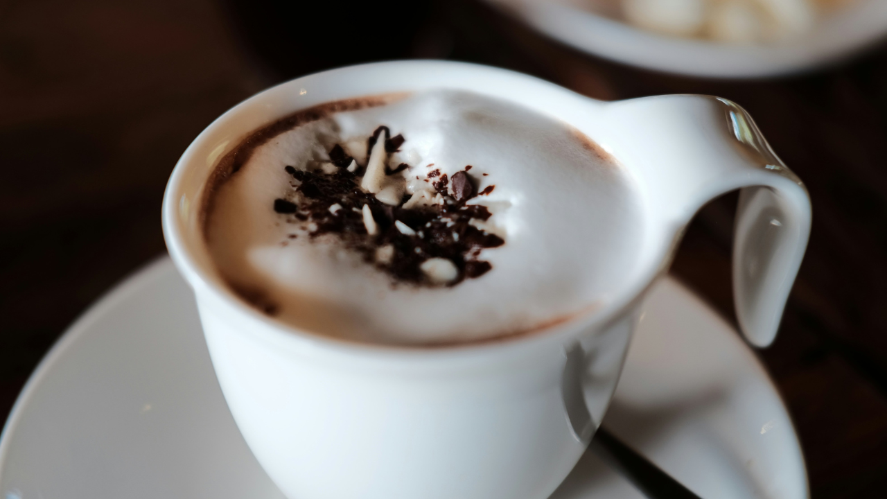 Los expertos en sueño sugieren evitar la cafeína al menos 6 horas antes de dormir.