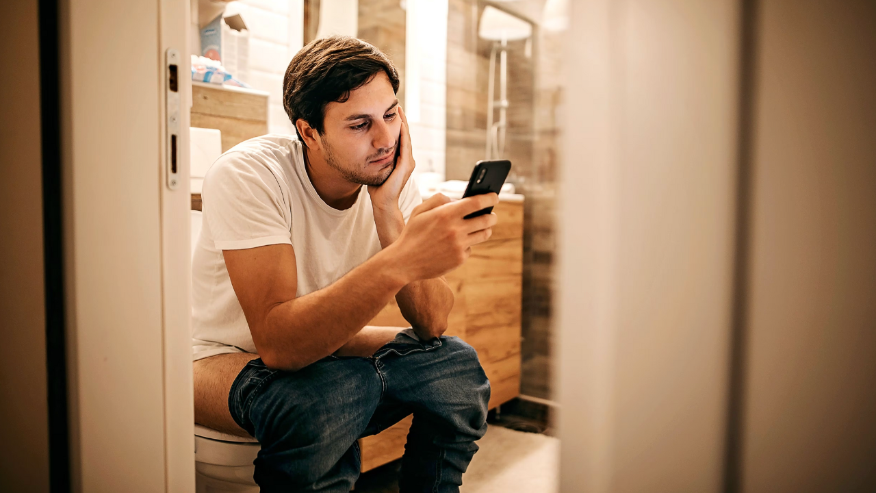 Hoy en día, llevar el celular al baño es algo muy común para muchas personas. Lo que parece un hábito inofensivo puede tener graves consecuencias para tu salud.