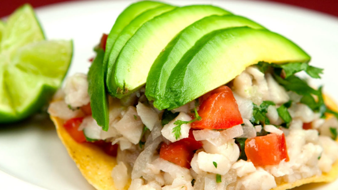 Este ceviche combina la suavidad de aguacate con la frescura del pescado.