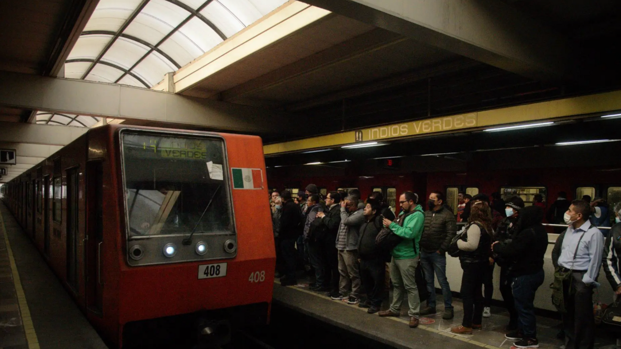 La Línea 3 del Metro conecta el norte y el sur de la ciudad, desde Indios Verdes hasta Universidad.