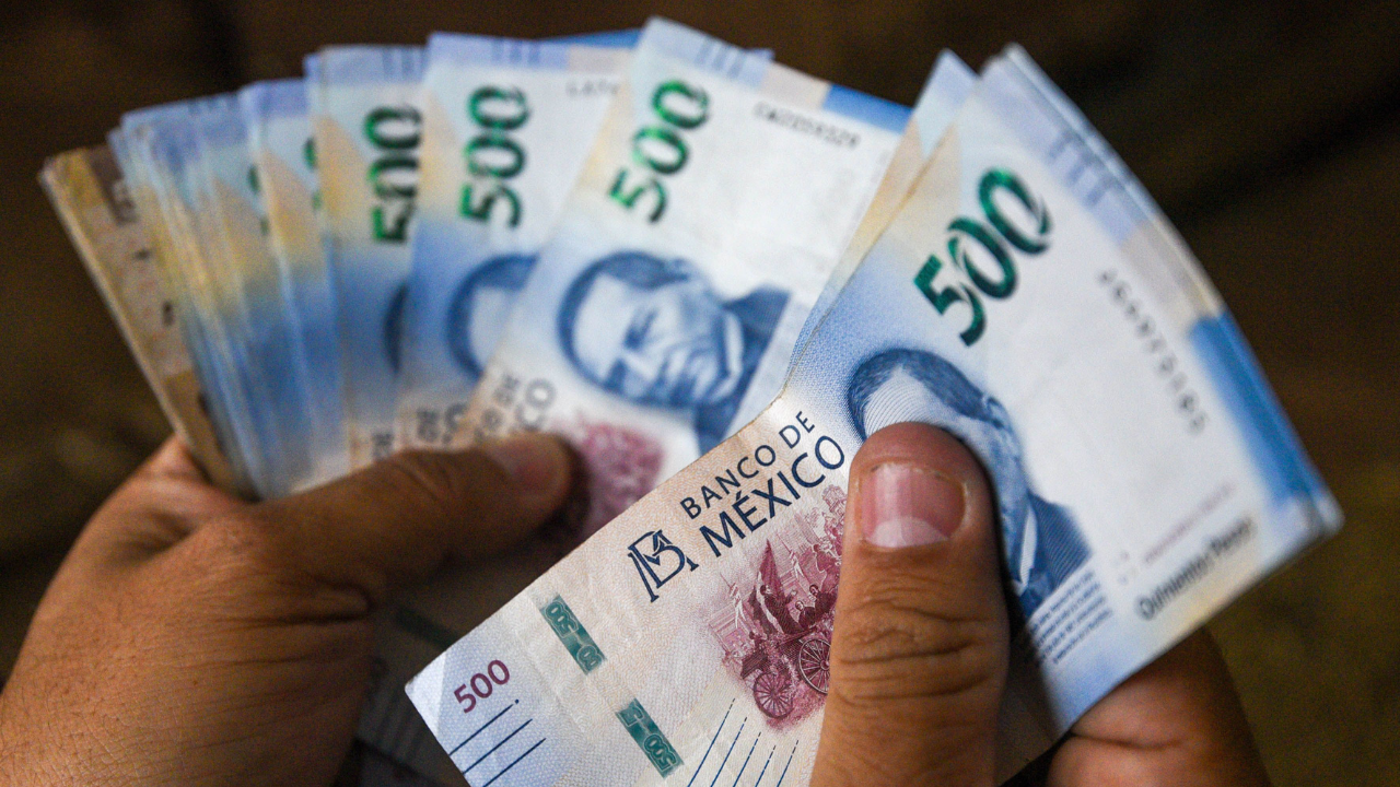 En México, el salario mínimo ha experimentado aumentos, estableciéndose en 248.93 pesos diarios en 2024.