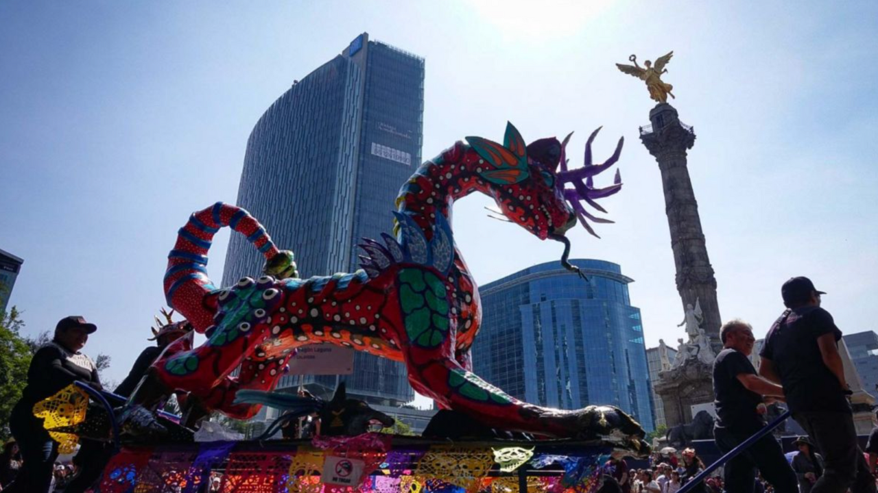 Uno de los eventos más coloridos y esperados es el Desfile de Alebrijes Monumentales.