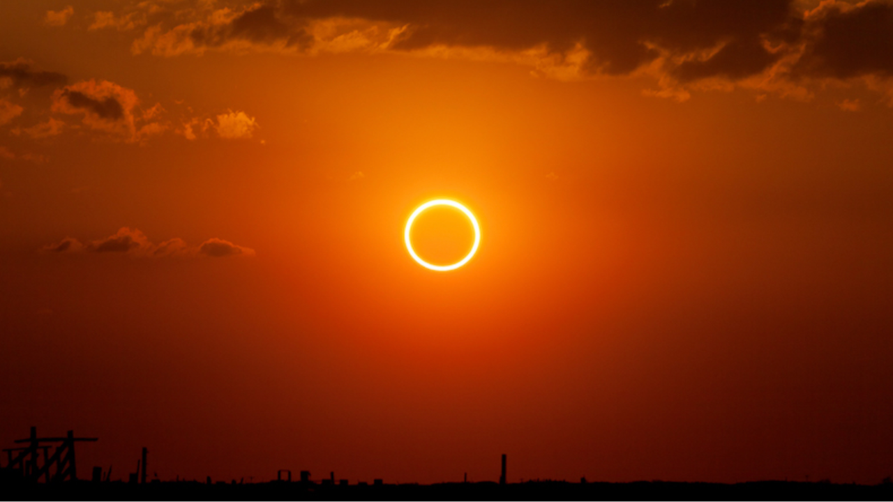 Este fenómeno, también conocido como "anillo de fuego", se produce cuando la Luna está en su punto más alejado de la Tierra