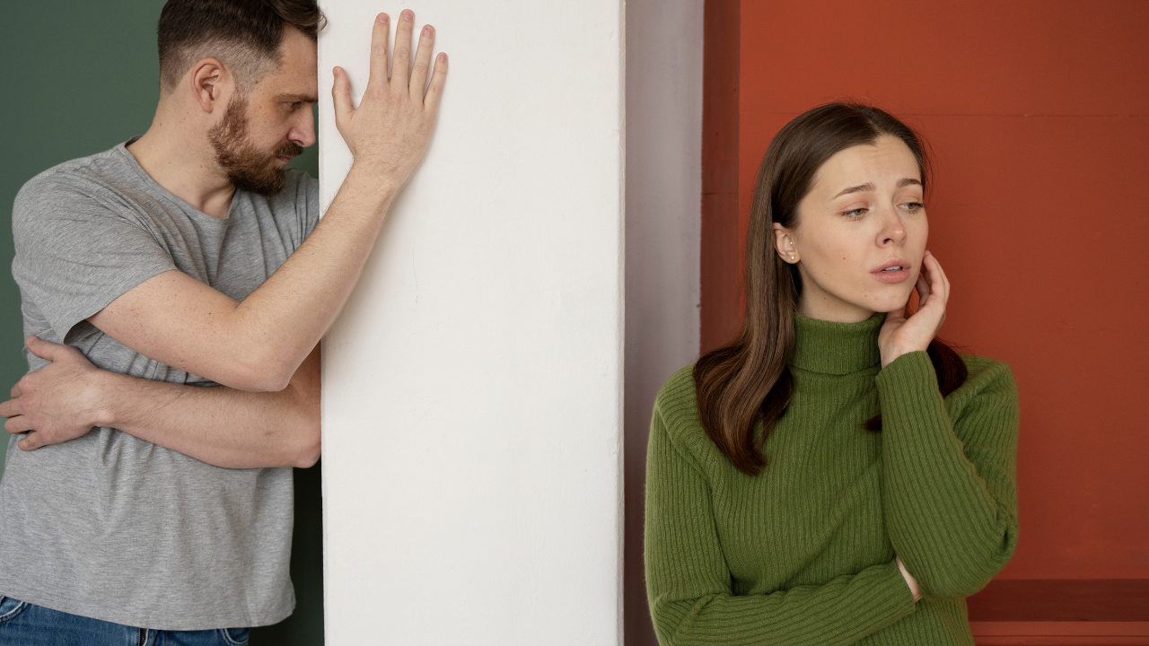 La distancia emocional, la falta de intimidad, y la poca comunicación son señales clave de que tu pareja podría haber perdido el interés en la relación.