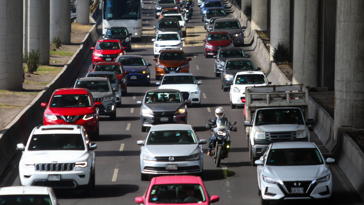 El programa Hoy No Circula es una medida implementada para reducir la contaminación y mejorar la calidad del aire.