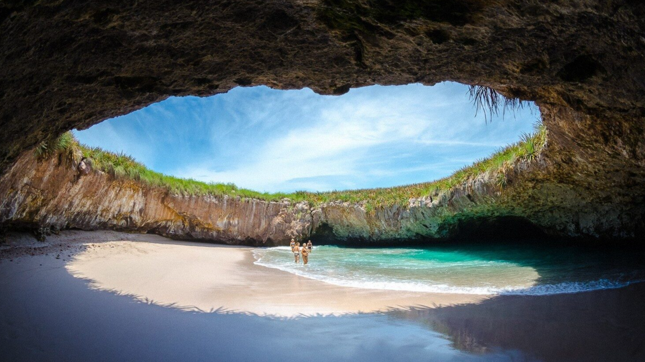 Esta playa es parte de la Riviera Nayarit y es ideal para quienes buscan un ambiente tranquilo y relajante.