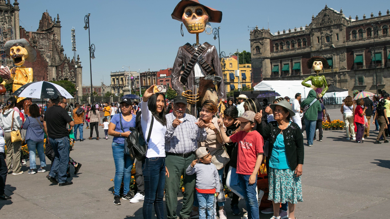 La megaofrenda 2024 en el Zócalo promete ser un evento inolvidable que honra a aquellos que han partido y celebra la vida.