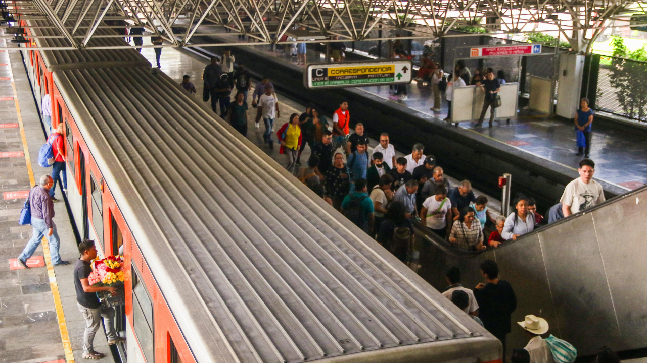 El Metro de la CDMX sigue siendo uno de los medios de transporte más rápidos y eficaces, especialmente durante las horas pico.