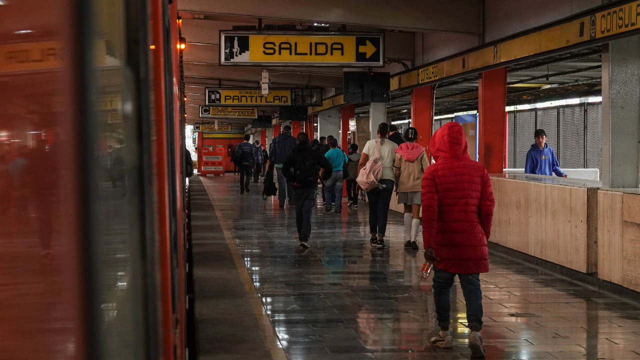 Dormirse en el Metro CDMX puede parecer algo menor, pero si te pasas de la estación final y no desalojas el vagón al llegar a la terminal, podrías recibir una multa.