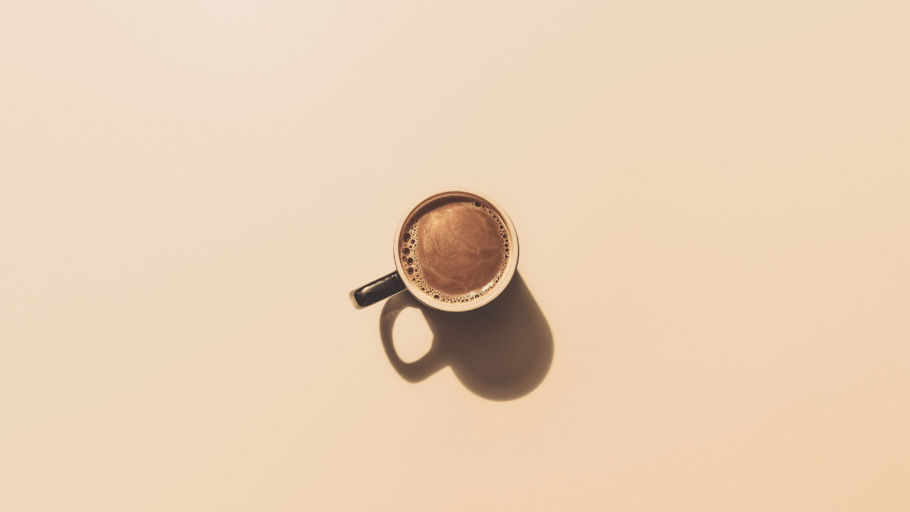 La cafeína, presente en el café, es un estimulante que puede afectar tu capacidad para dormir.