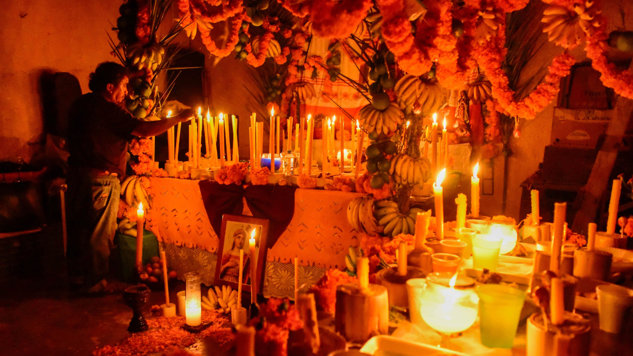 Retirar la ofrenda del Día de Muertos es una parte esencial de la celebración.