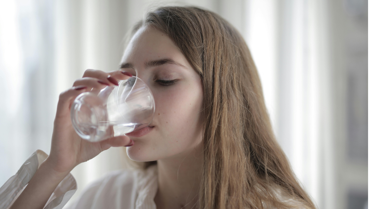 Beber agua en horarios específicos puede ser un aliado en tu estrategia para perder peso.