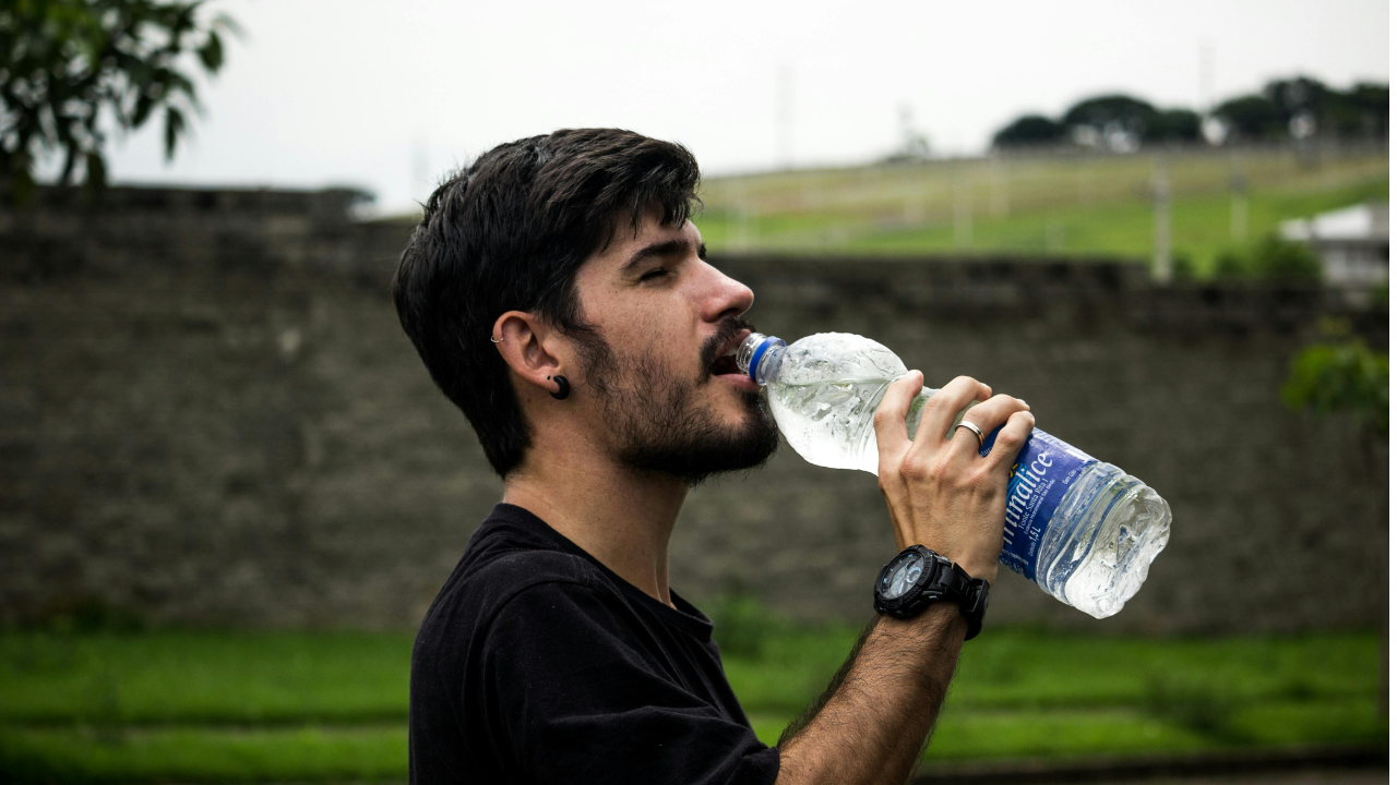 El agua es crucial para el buen funcionamiento del organismo.