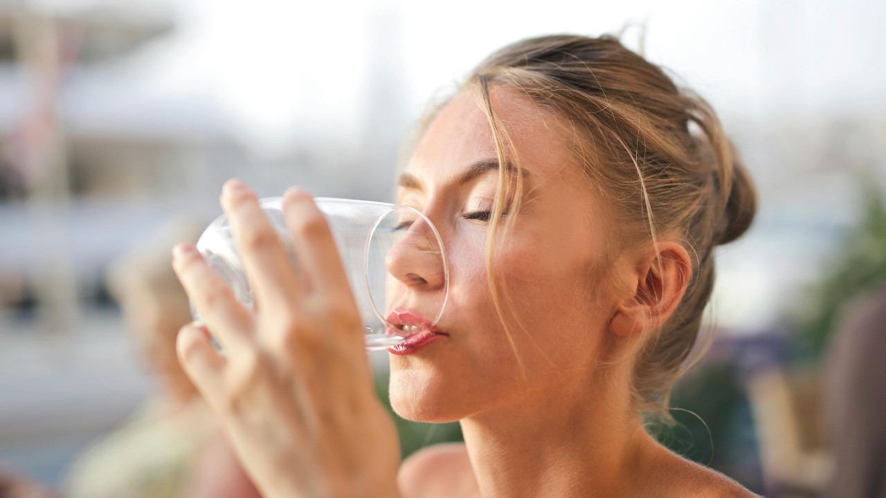 Uno de los métodos más discutidos es beber agua en horarios específicos como una estrategia para adelgazar.