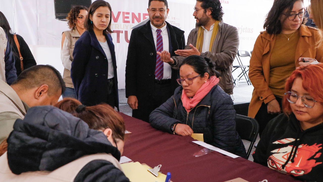 Entre los múltiples programas sociales que ofrece el Gobierno Mexicano tenemos la Beca Jóvenes Escribiendo el Futuro.