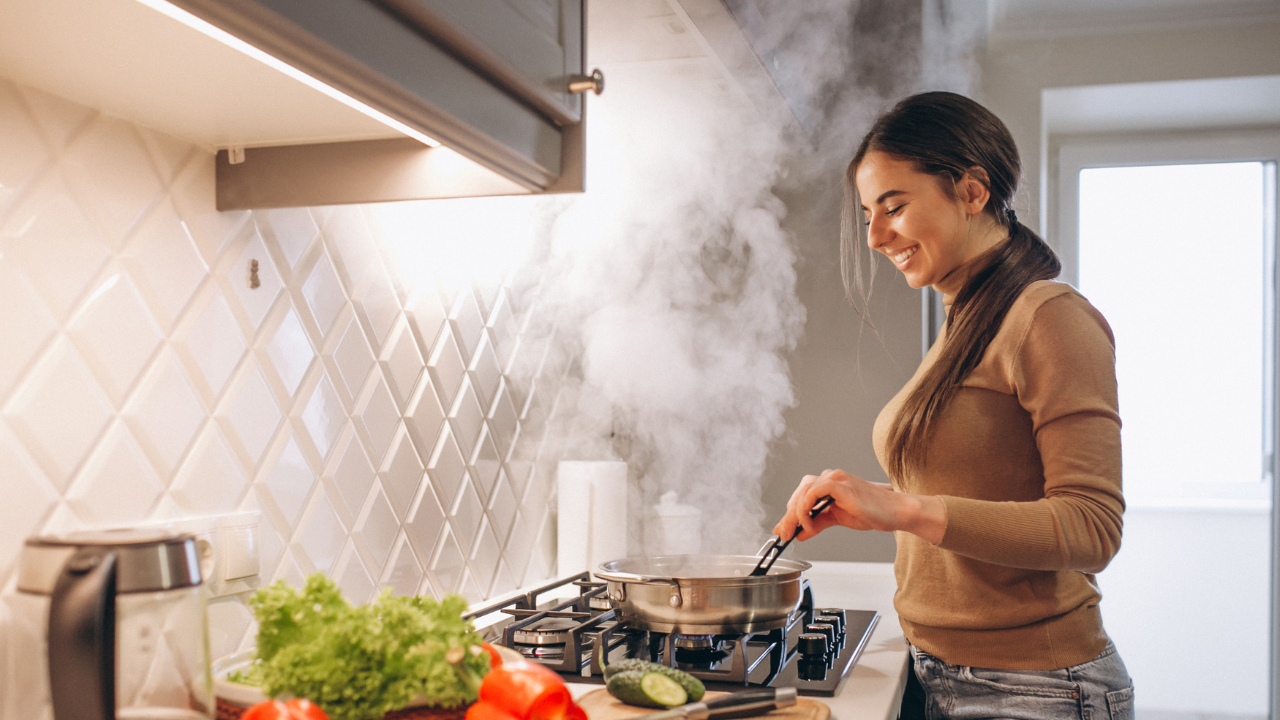 La campana extractora de la cocina es un electrodoméstico esencial para mantener el ambiente libre de olores y grasa.