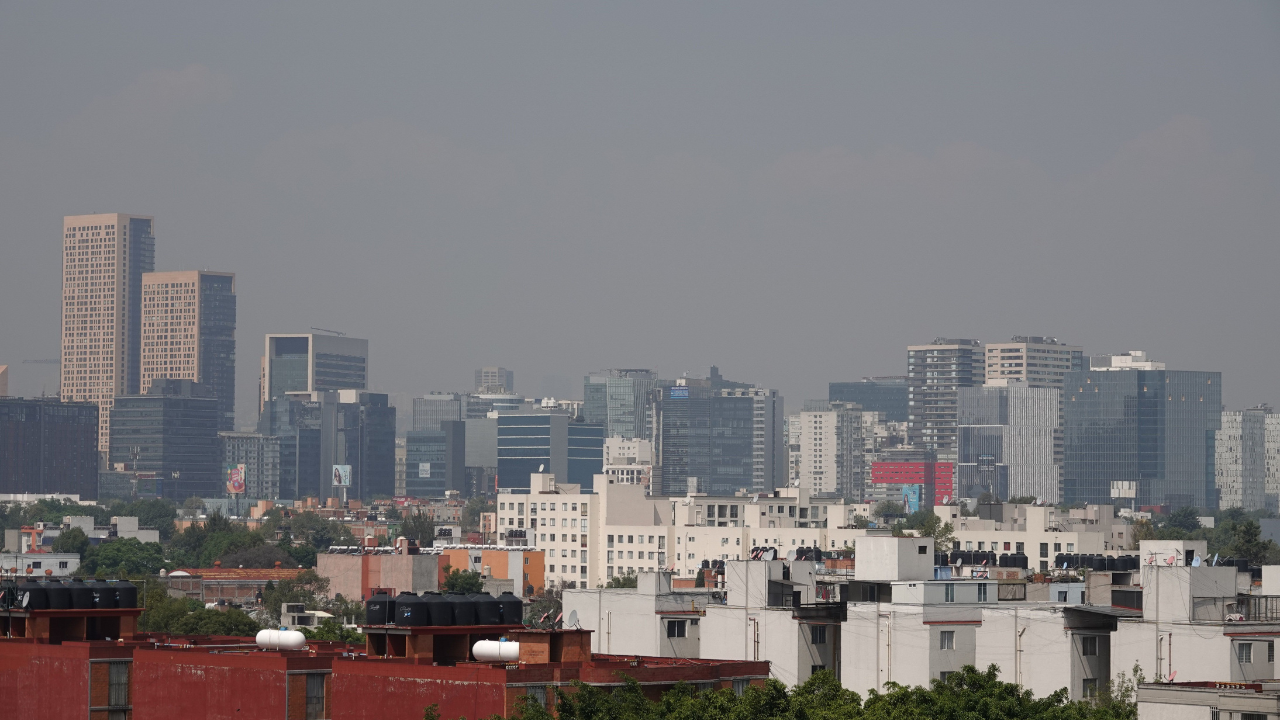 El programa Hoy No Circula es una de las medidas implementadas para reducir la contaminación y mejorar la calidad del aire.