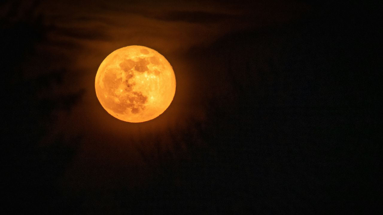 La coincidencia de la Luna llena con la visibilidad del cúmulo estelar de las Pléyades.