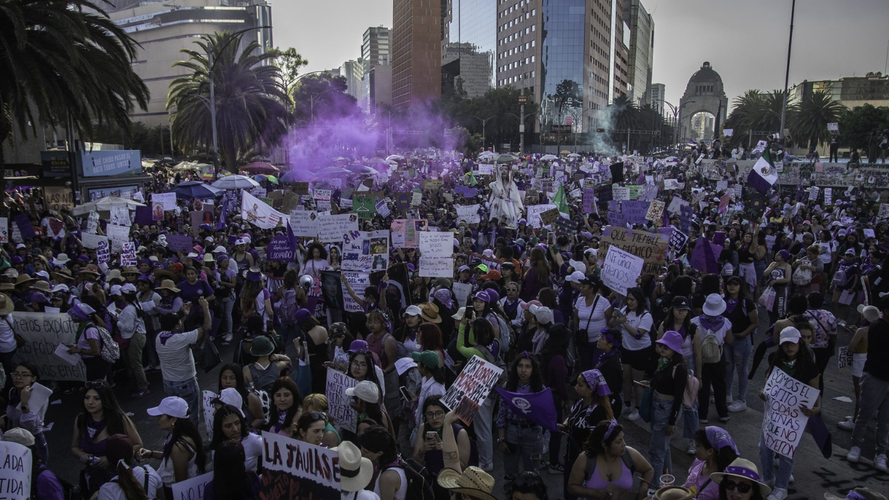 Las marchas y mítines buscan exigir justicia y promover la igualdad de derechos, un recordatorio de que el cambio empieza con la acción colectiva.