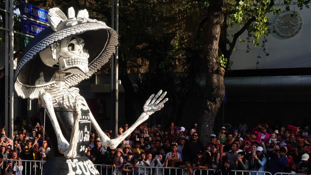 El Mega Desfile de Muertos 2024 es un evento icónico, que ha crecido en popularidad desde su inicio en 2016.