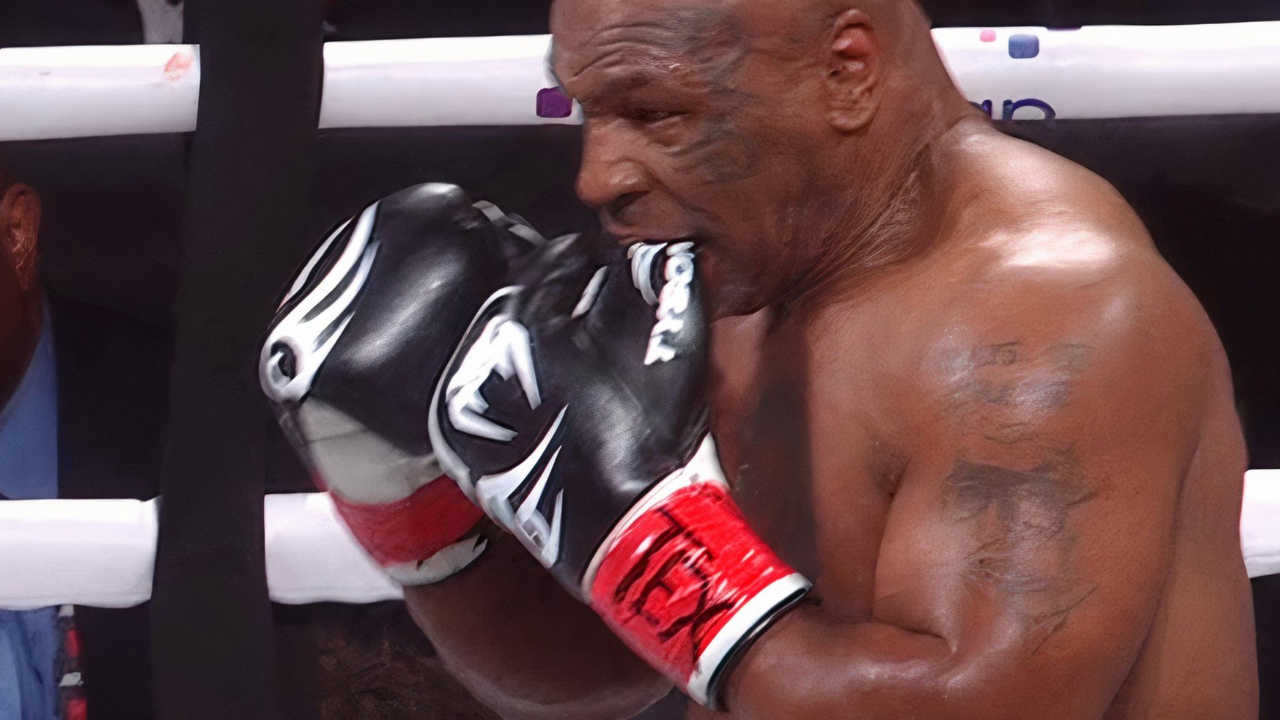 El icónico exboxeador Mike Tyson volvió a ser el centro de atención en el cuadrilátero, pero por un gesto peculiar: morder sus guantes