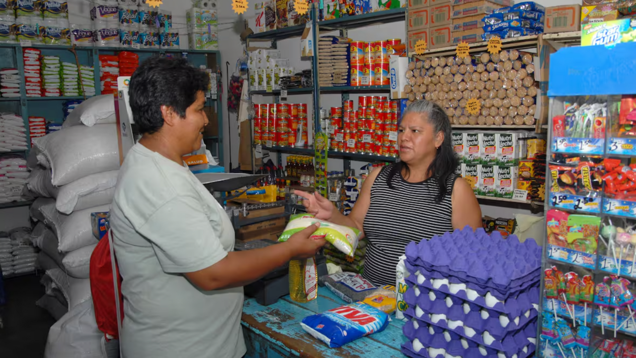 Las Tiendas del Bienestar, impulsadas por el gobierno de México, buscan ofrecer productos de la canasta básica a precios accesibles.