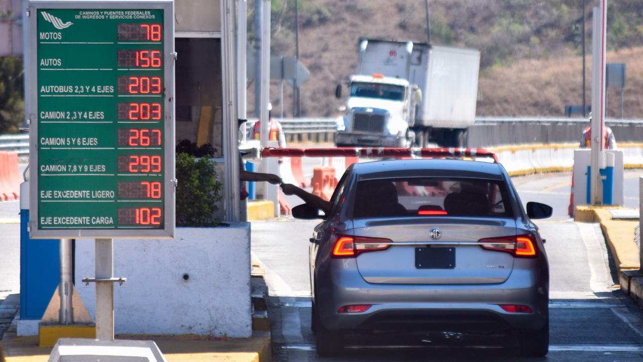 Mantenerte informado sobre las condiciones de las autopistas no solo mejora tu experiencia al volante, sino que también contribuye a tu seguridad y la de quienes te rodean.