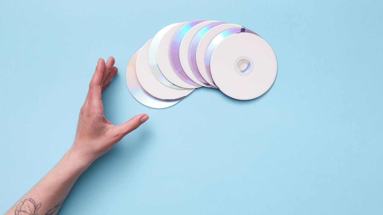 Los discos compactos, además de ser reflectantes, tienen una capa de aluminio que puede captar y redirigir luz solar.