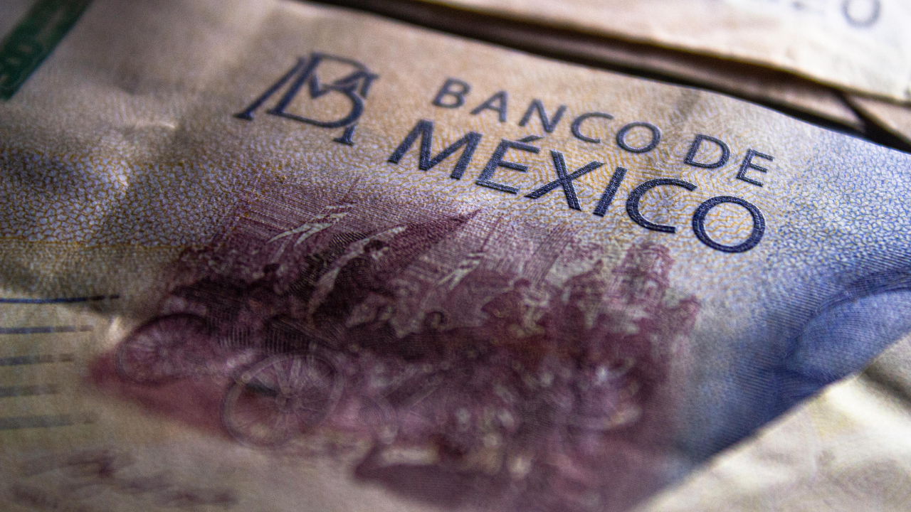 El peso mexicano avanzó levemente frente al dólar estadounidense este martes.