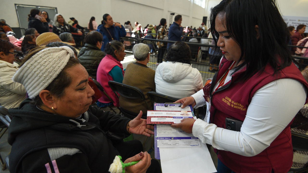 A través del programa de Bienestar recientemente, se ha anunciado un apoyo mensual de $8,480 pesos para personas mayores de edad que cumplan con ciertos requisitos