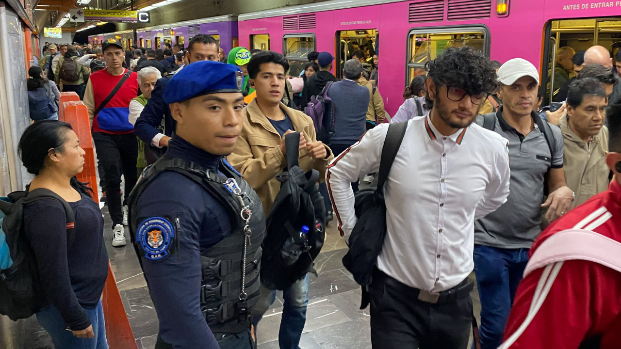 El Metro de la Ciudad de México es uno de los principales medios de transporte público en la capital, pero también es conocido por sus constantes retrasos y fallas.