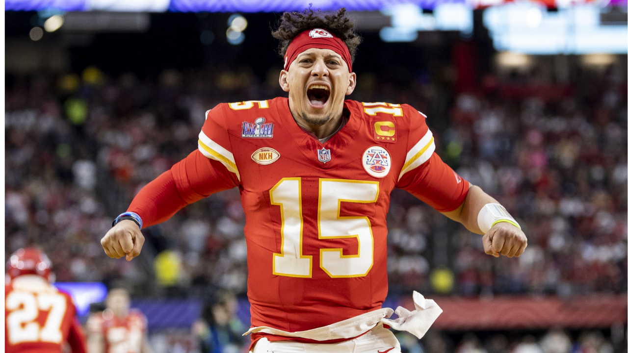 Una mujer fue captada en video realizando lo que parece un acto de brujería contra Patrick Mahomes.